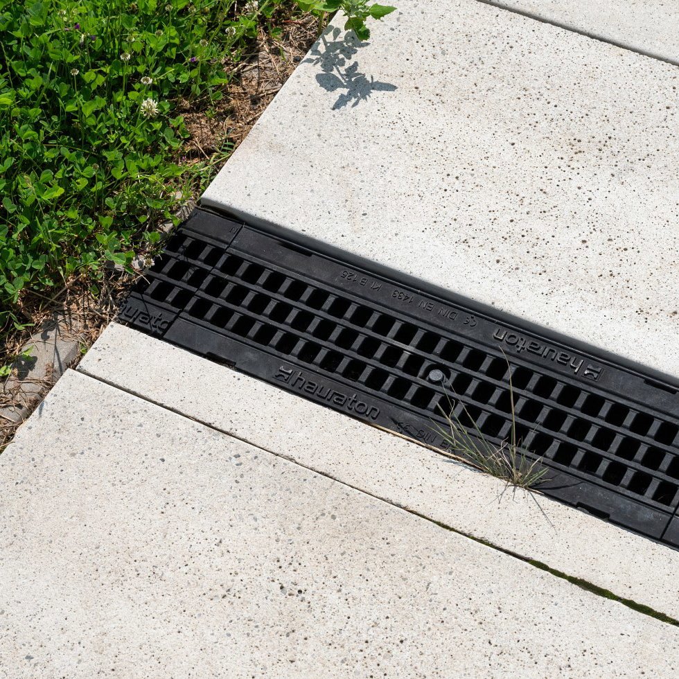 RECYFIX PRO skvěle odvodní oblasti pro pěší a designově doplní okolí