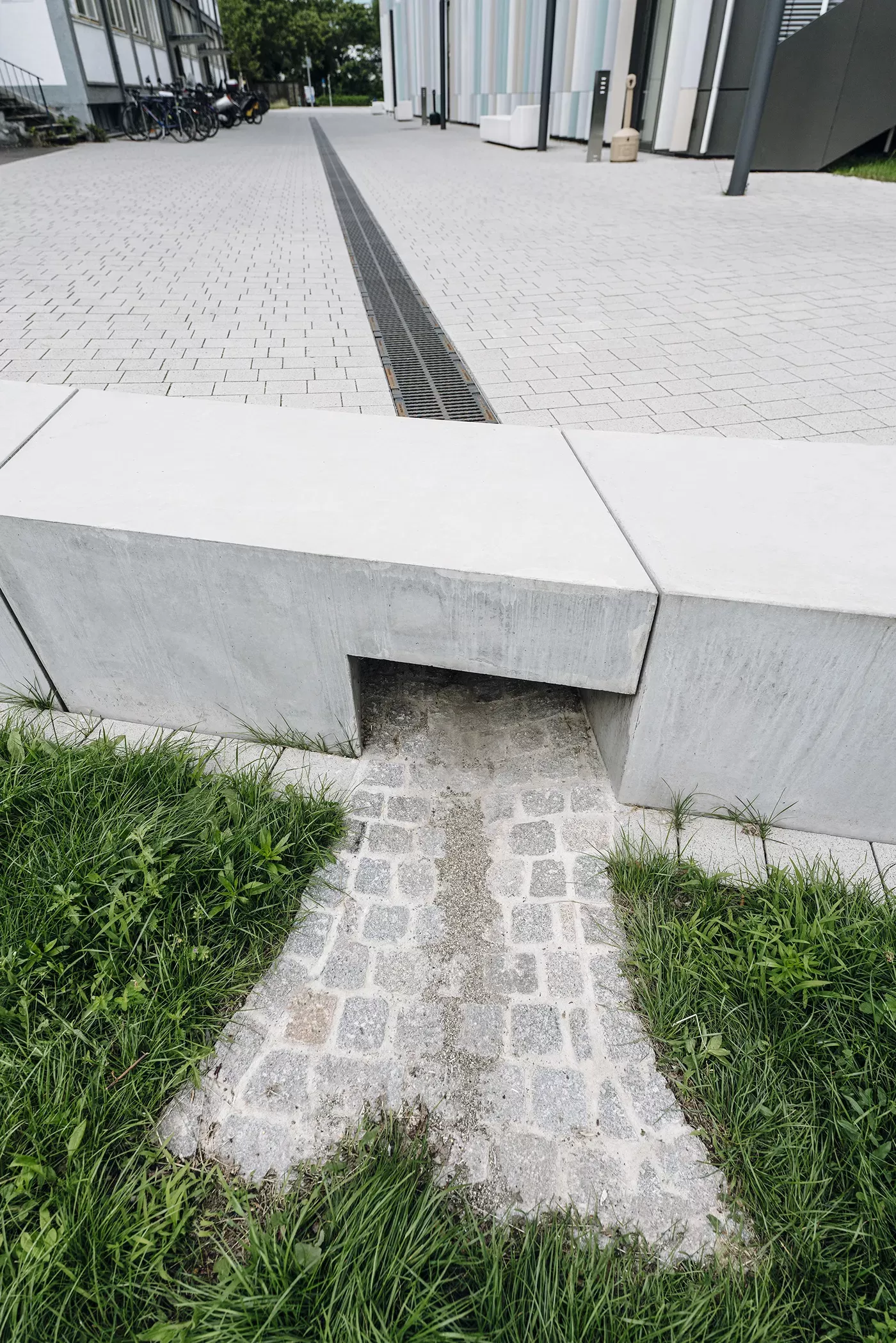 Zaústění ze žlabu přímo do vsakovacího polderu Zaústění ze žlabu přímo do vsakovacího polderu