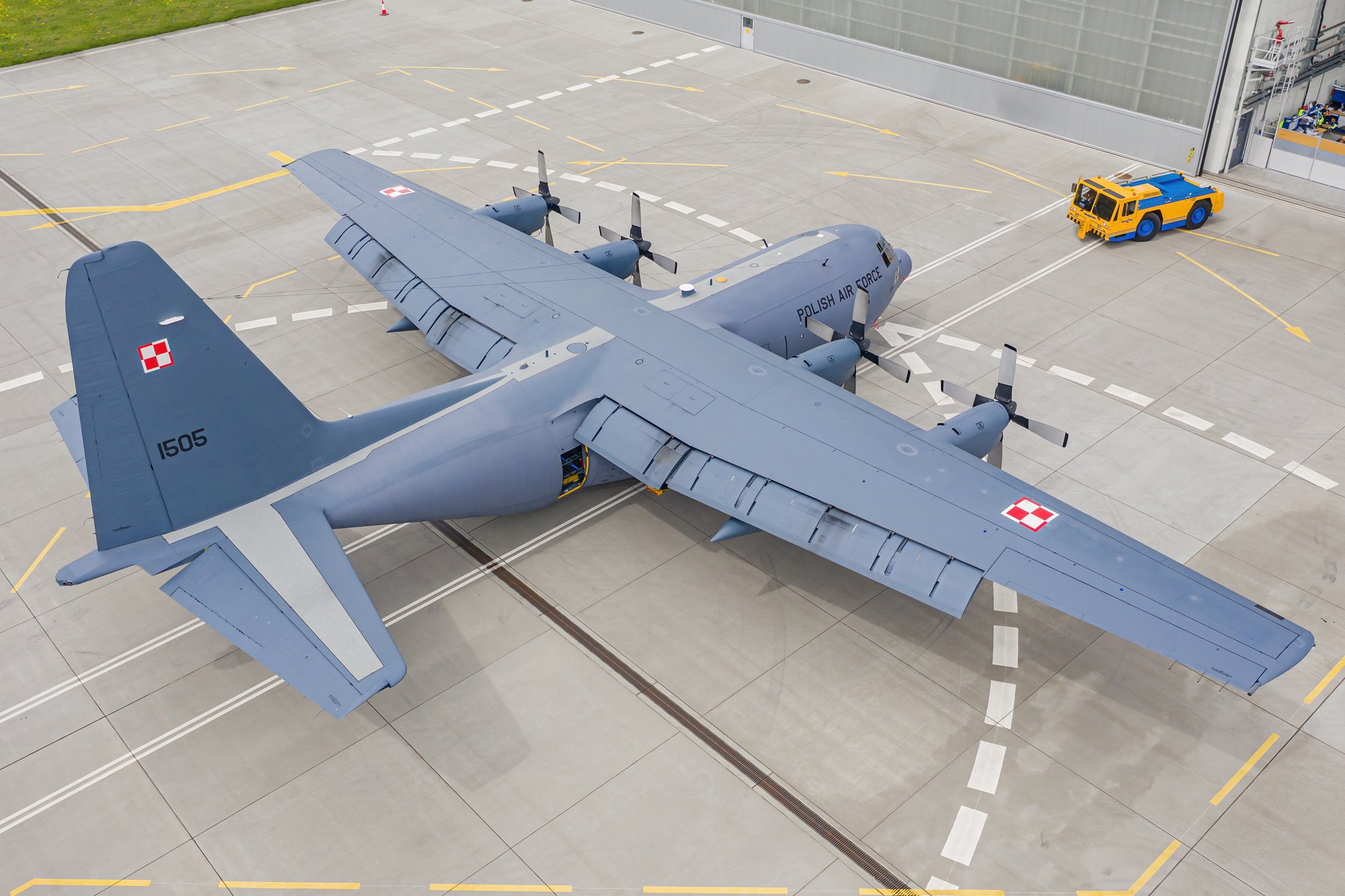 Transportní letoun Lockheed C-130 Hercules v areálu Wojskowe Zakłady Lotnicze v Bydgoszczi