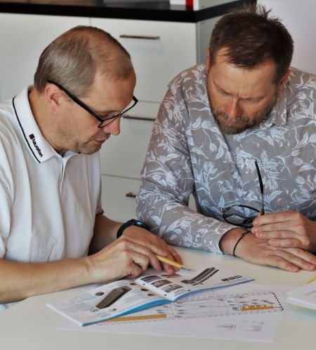 Dva lidi koukající do projektu Dva lidi koukající do projektu
