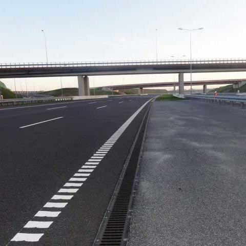 Žlab podél silnice s kvalitním litinovým roštem