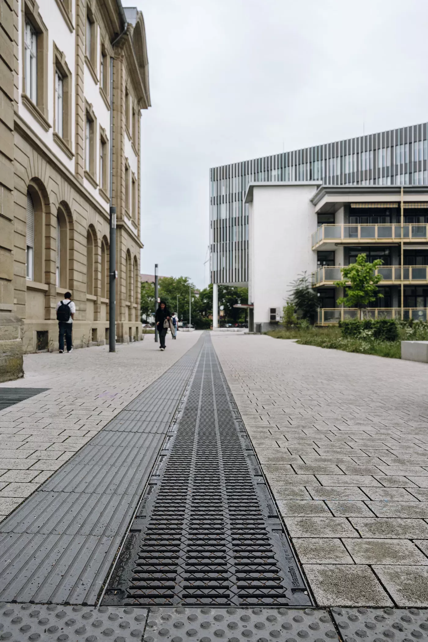Linie flitračních žlabů DRAINFIX CLEAN s masivním litinovým roštěm Linie flitračních žlabů DRAINFIX CLEAN s masivním litinovým roštěm