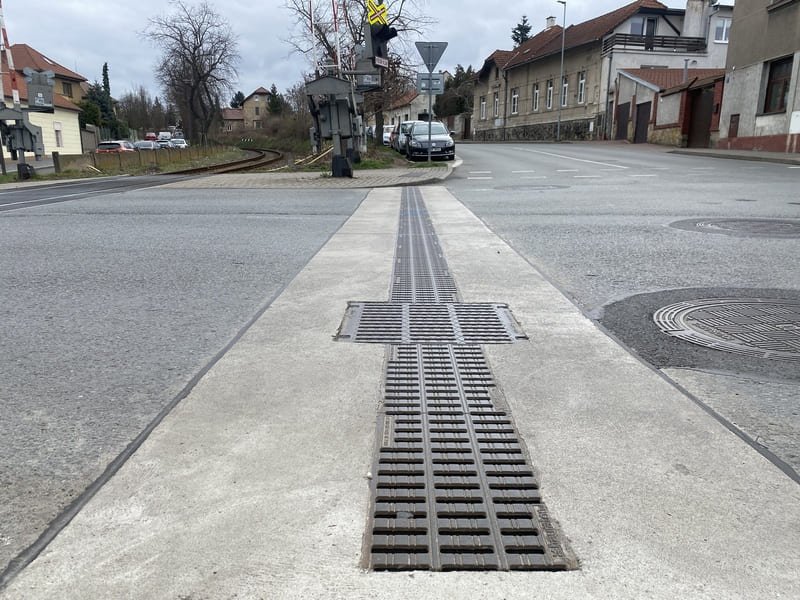 Litinové rošty systému jsou pevně spojené s rámem žlabu i okolním betonem