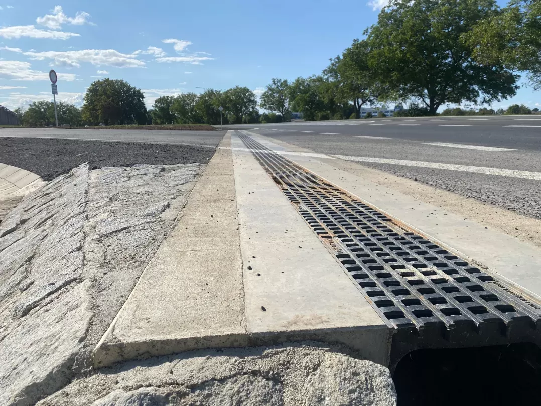 Litinové rošty žlabů TRAFFIC GUGIBLOC+ brzy získají krásnou patinu Litinové rošty žlabů TRAFFIC GUGIBLOC+ brzy získají krásnou patinu