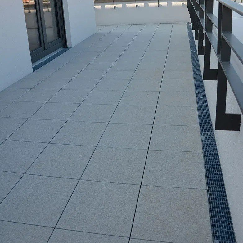 Ukázka instalace žlabu systému DACHFIX na terase Ukázka instalace žlabu systému DACHFIX na terase
