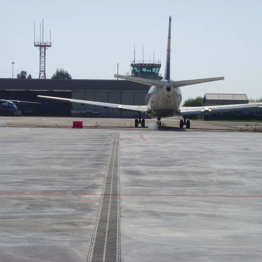 Pohled na žlab na Mezinárodním letišti Abruzzo — Pescara — Itálie Pohled na žlab na Mezinárodním letišti Abruzzo — Pescara — Itálie