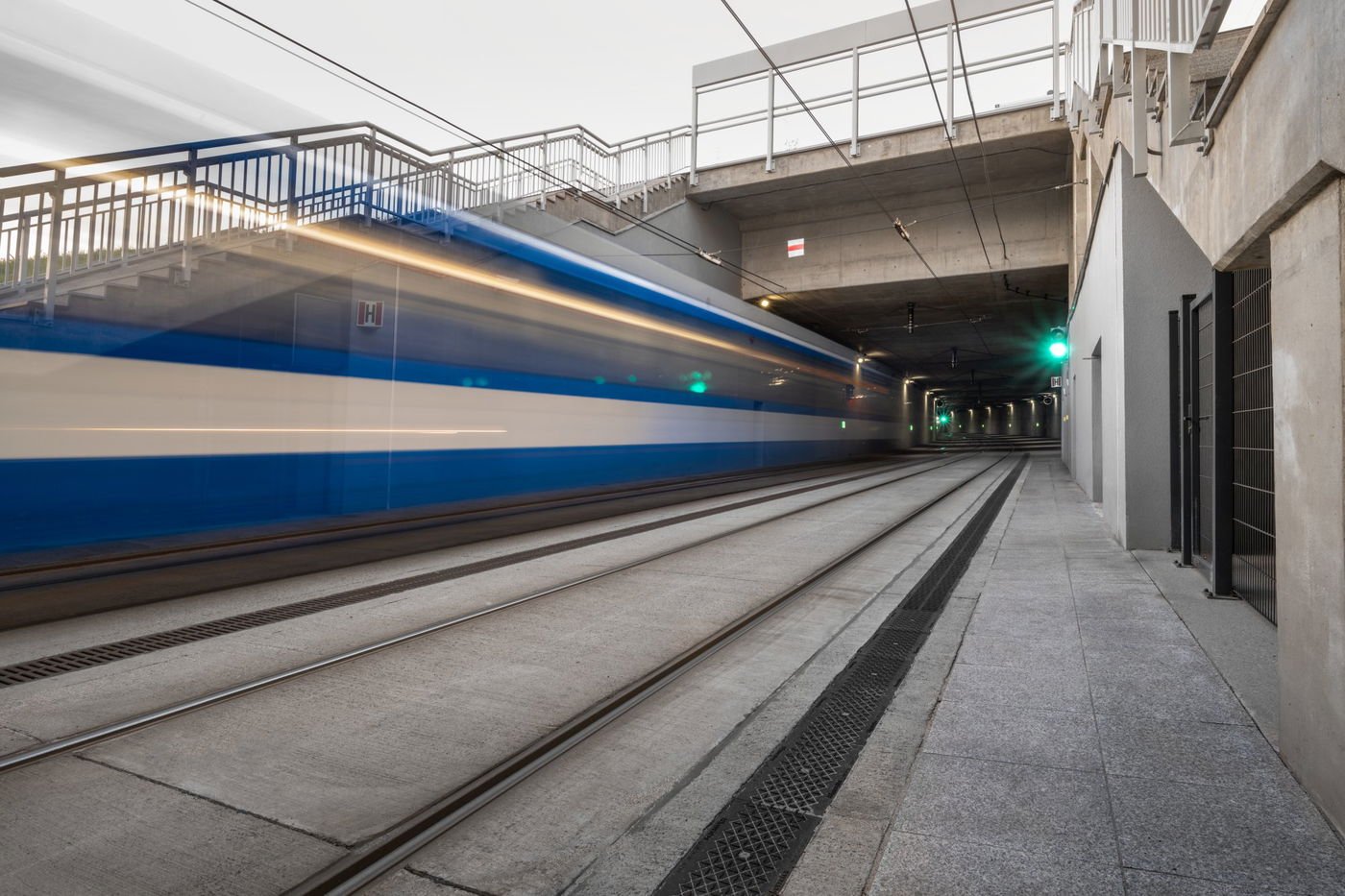 Odvodňovací žlaby v tramvajovém tunelu jsou dostatečně dimenzované Odvodňovací žlaby v tramvajovém tunelu jsou dostatečně dimenzované
