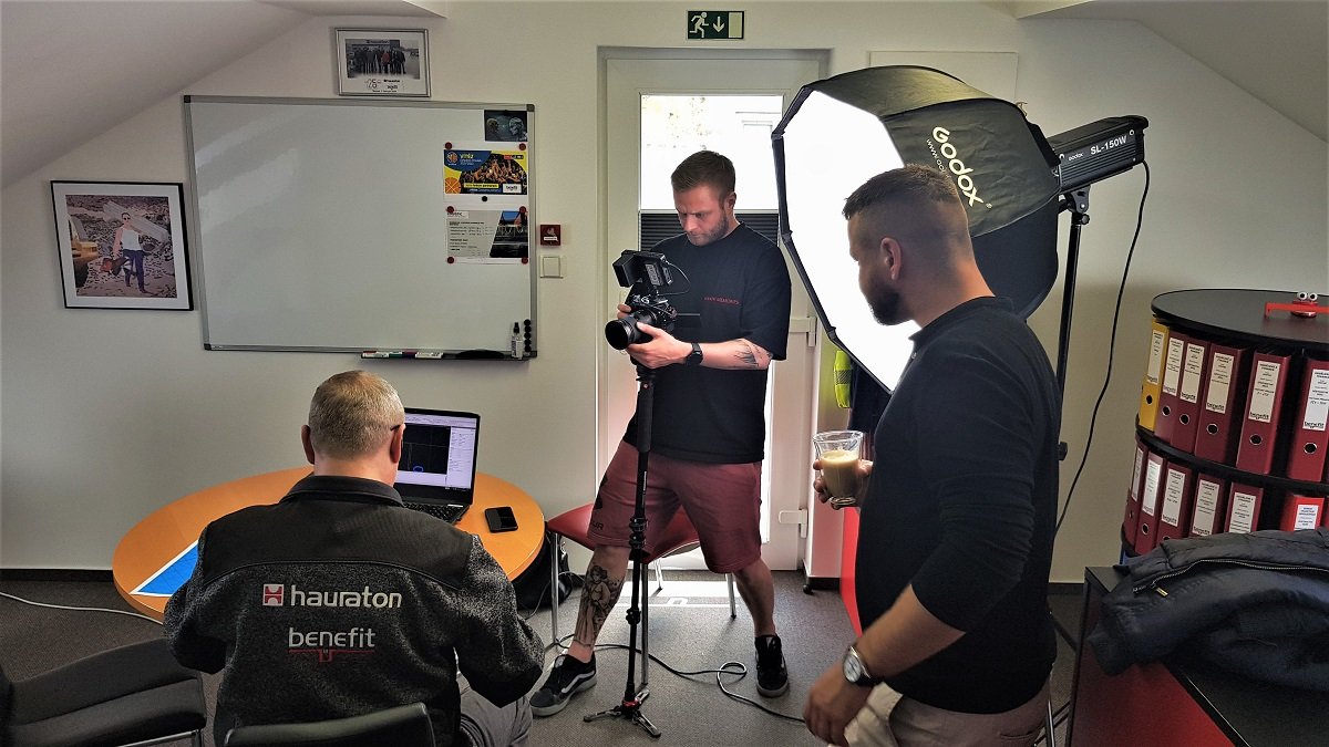 Takto to vypadalo v backstage, poznáte, který záběr z videa to je? Takto to vypadalo v backstage, poznáte, který záběr z videa to je?