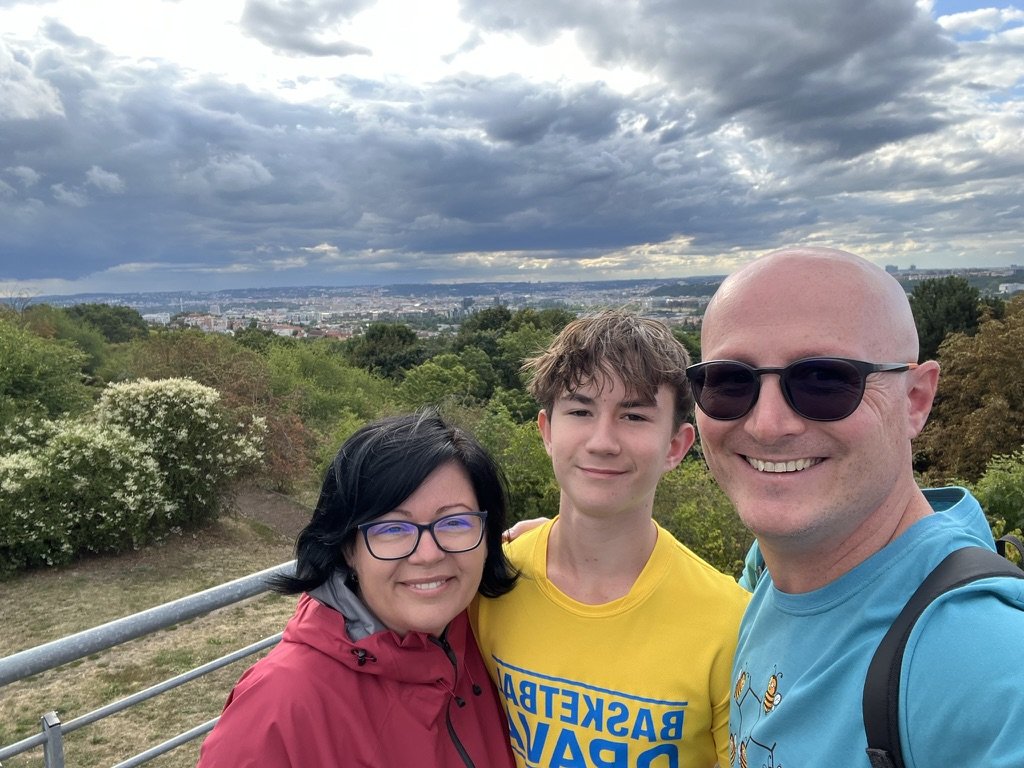 Pavel s ženou a jedním ze synů na výletě v přírodě