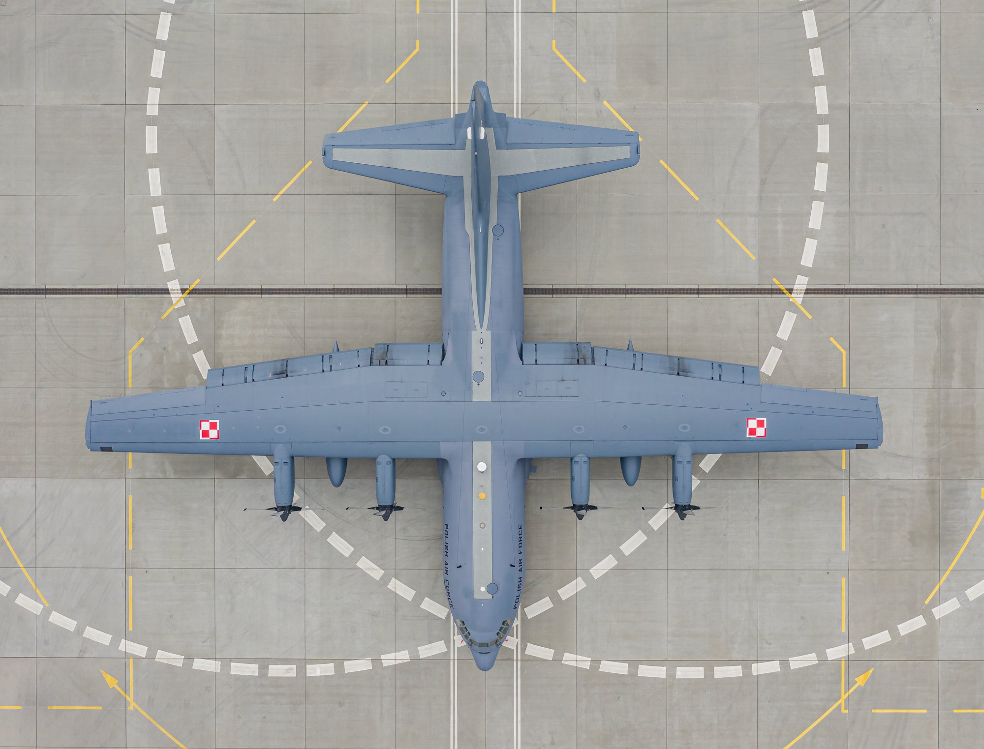 Lockheed C-130 a linie žlabů z ptačí perspektivy