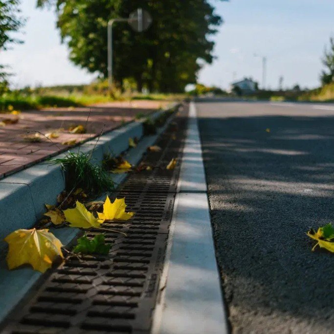 Ukázka žlabu podél silnice