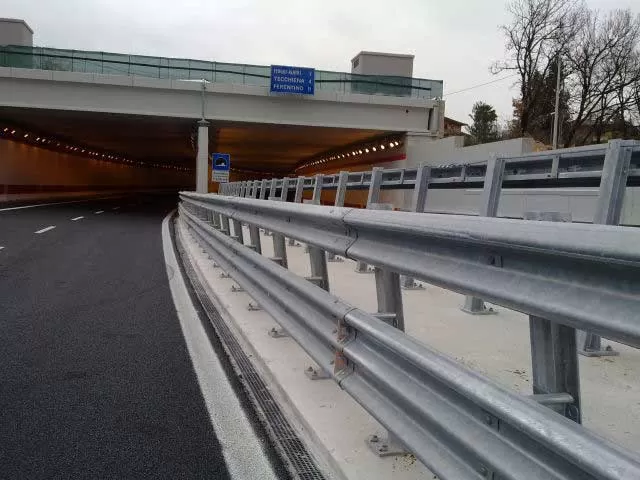 Žlab vedoucí tunelem