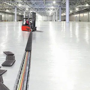 Částečně otevřené kabelové žlaby v hale Částečně otevřené kabelové žlaby v hale