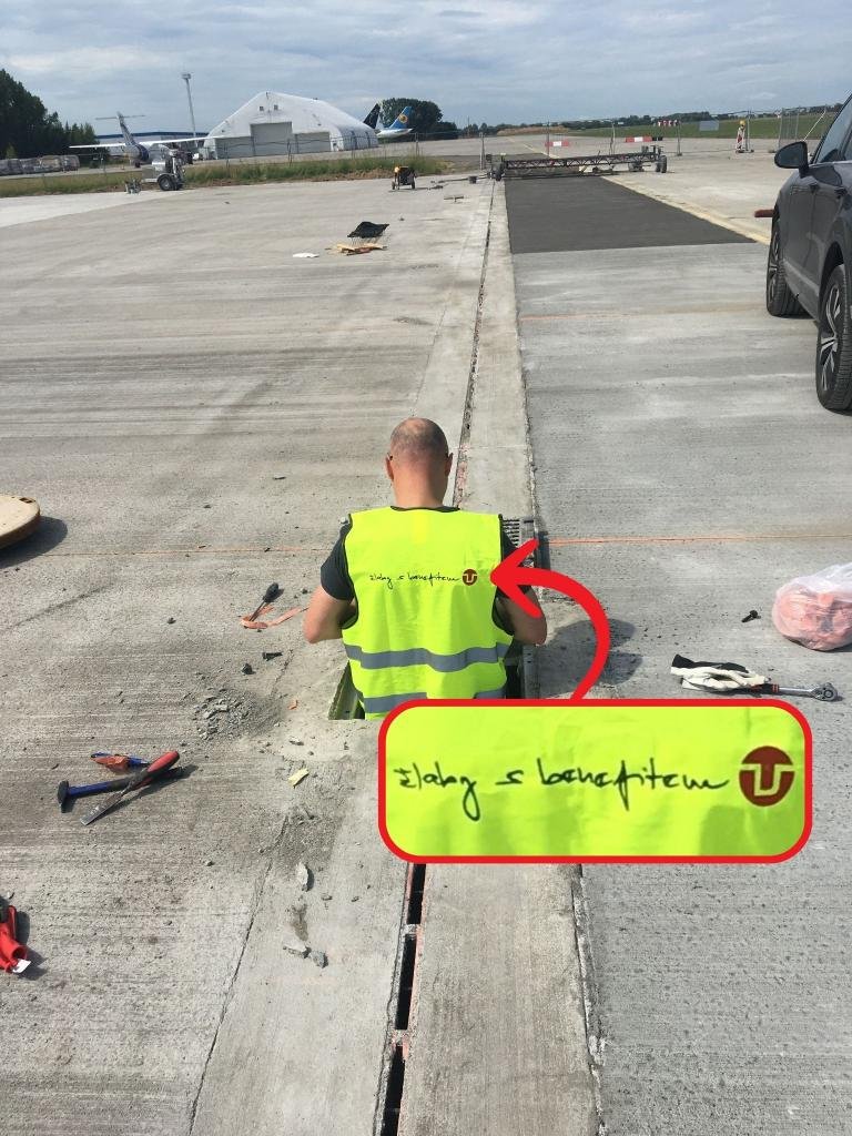 Pavel ve žlabu na ranveji v Ostravě