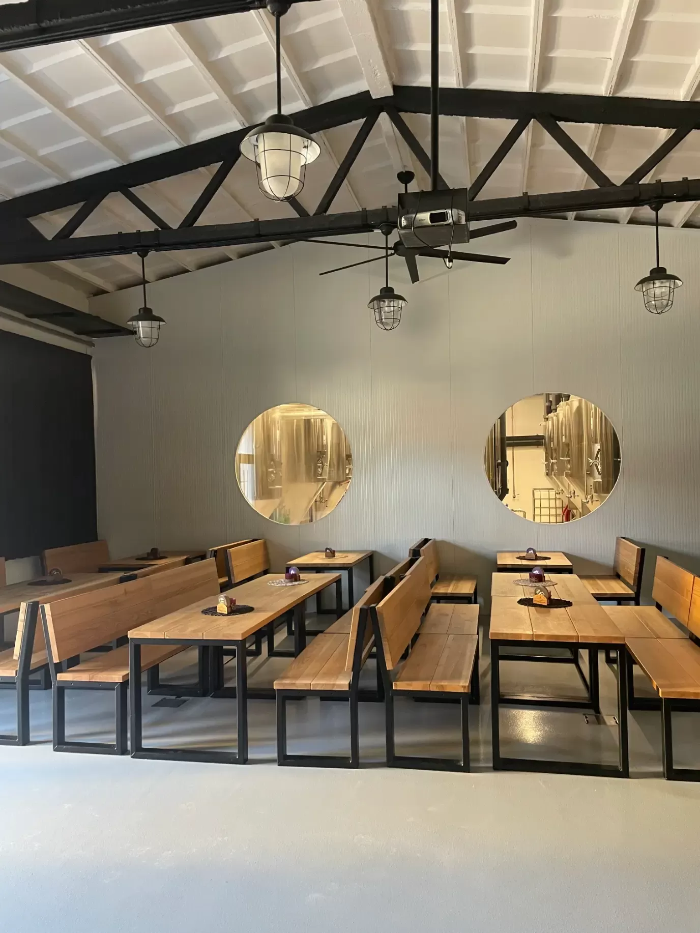 V restauraci sedíte prakticky přímo na žlabech a vpustích, musely proto být bezpečné a odolné zároveň