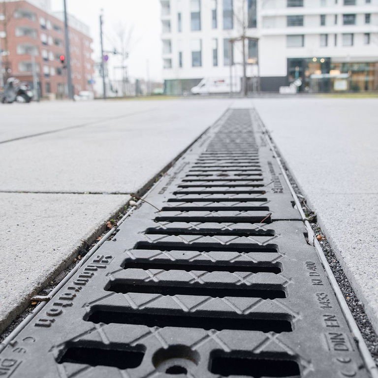 Liniový odvodňovací žlab FASERFIX KS z betonu jako odvodnění náměstí Liniový odvodňovací žlab FASERFIX KS z betonu jako odvodnění náměstí