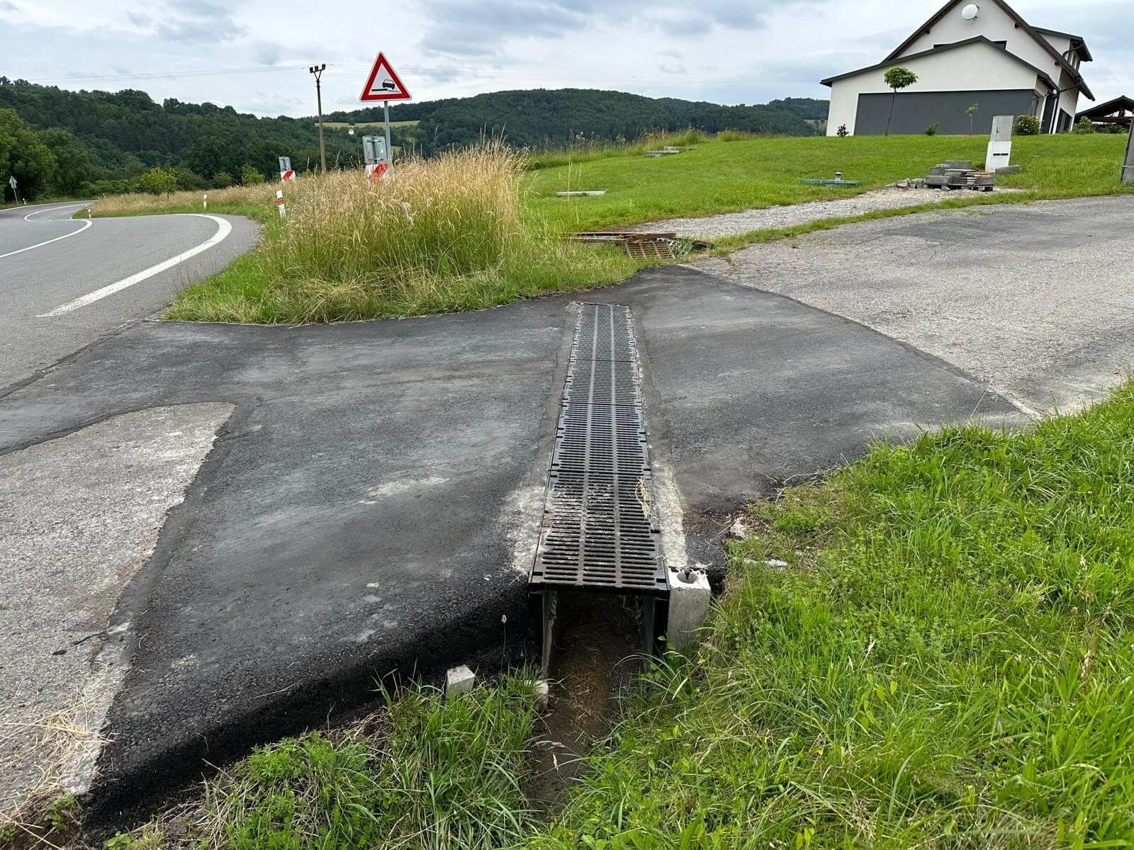 Rekonstrukce příčného odvodnění umí v Propoklopu na jedničku - žlab RECYFIX NC 400 Rekonstrukce příčného odvodnění umí v Propoklopu na jedničku - žlab RECYFIX NC 400