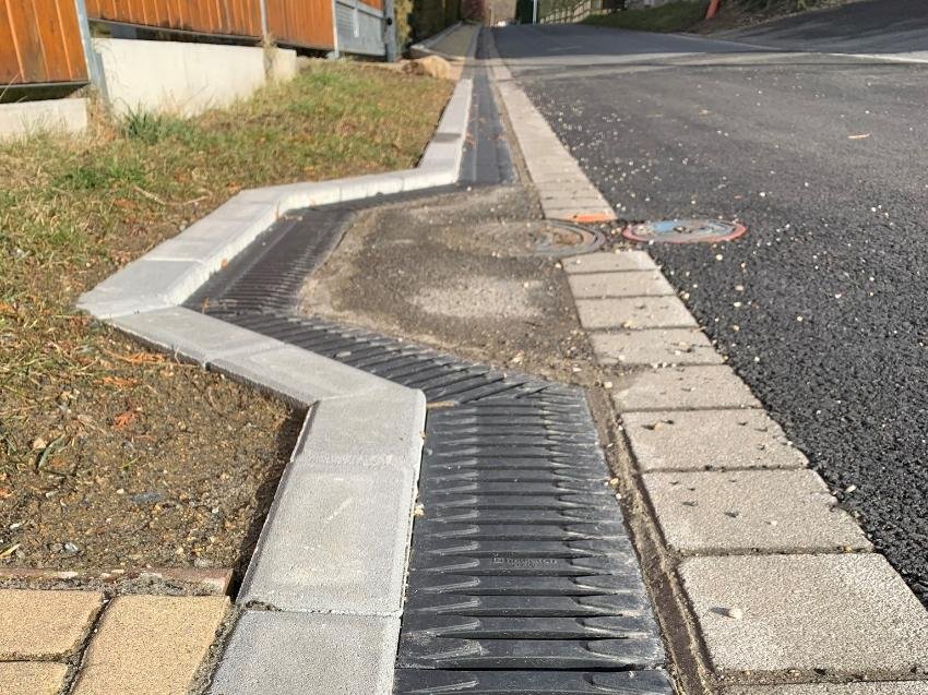 Kompozitní žlab RECYFIX MONOTEC jako podélné odvodnění v obci