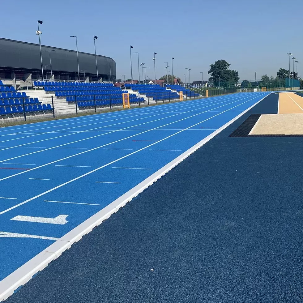 Prvky sportfix na atletickém stadionu s modrým tartanem Prvky sportfix na atletickém stadionu s modrým tartanem