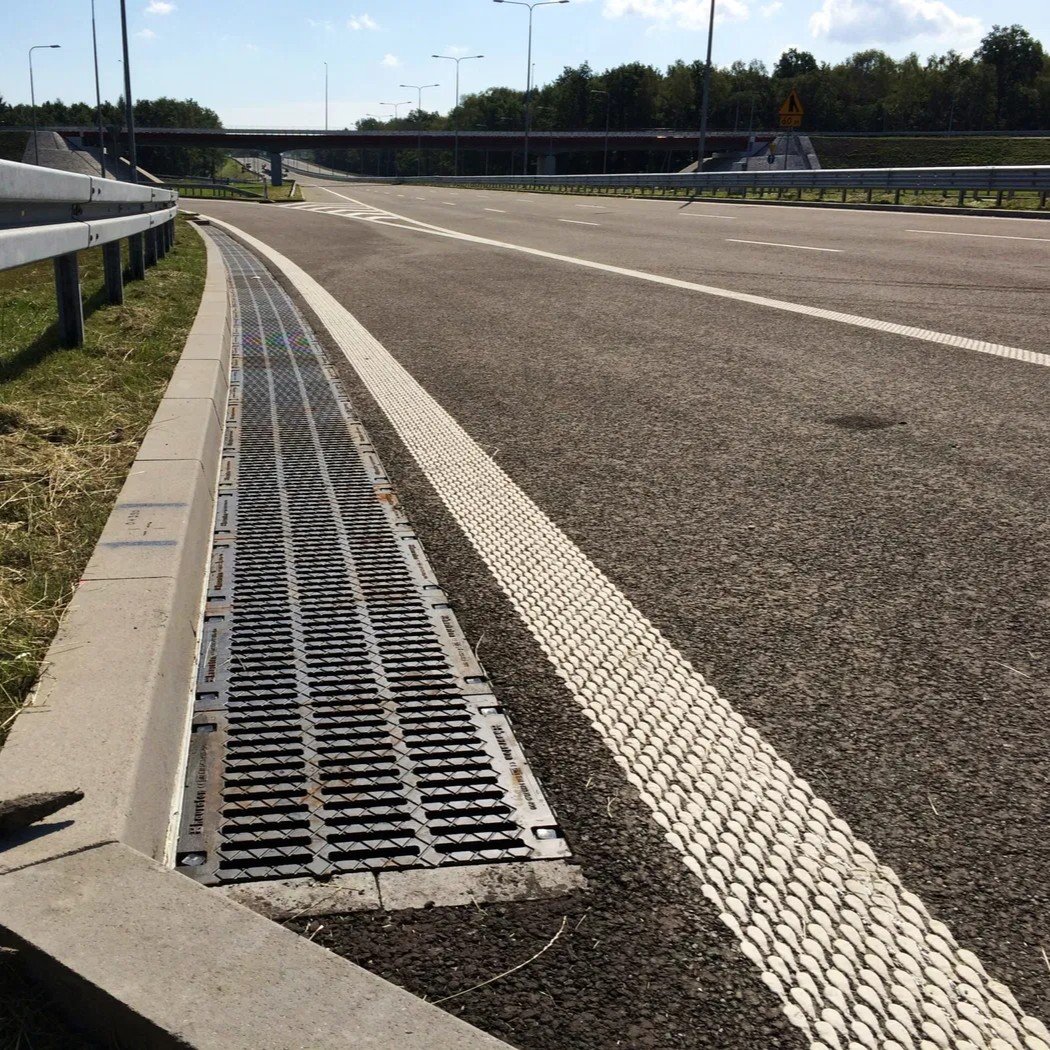 Ukázka rychlostní silnice s robustním žlabem, který nebude ohrožen jakkoliv frekventovaným pojezdem.