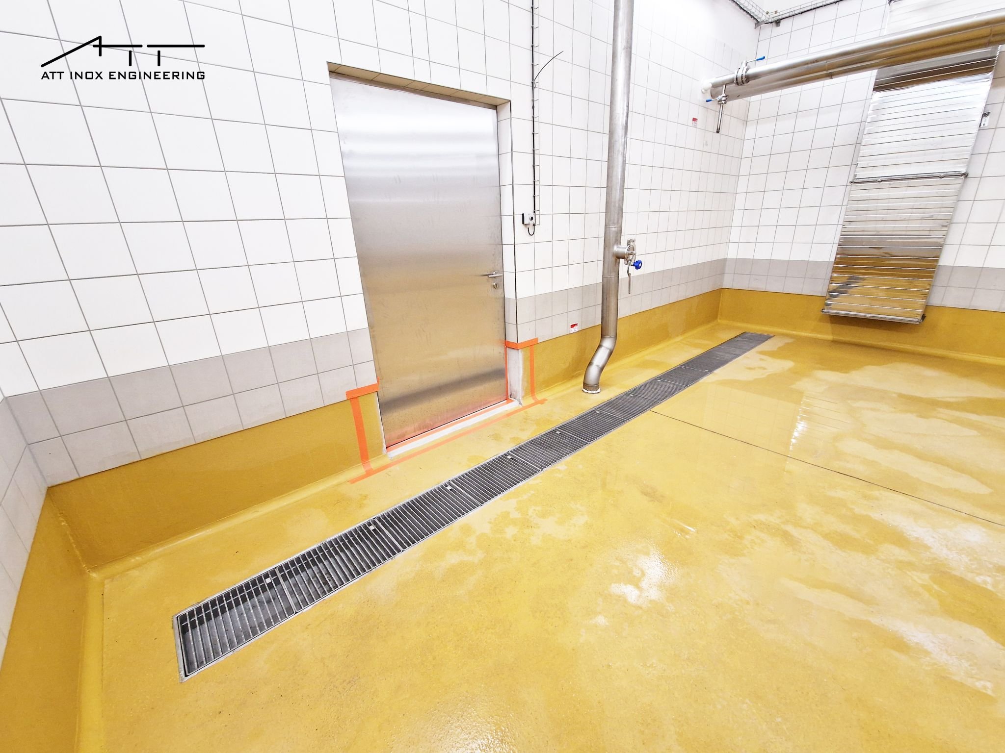 Nerezové žlaby v podlaze pivovaru Budvar
