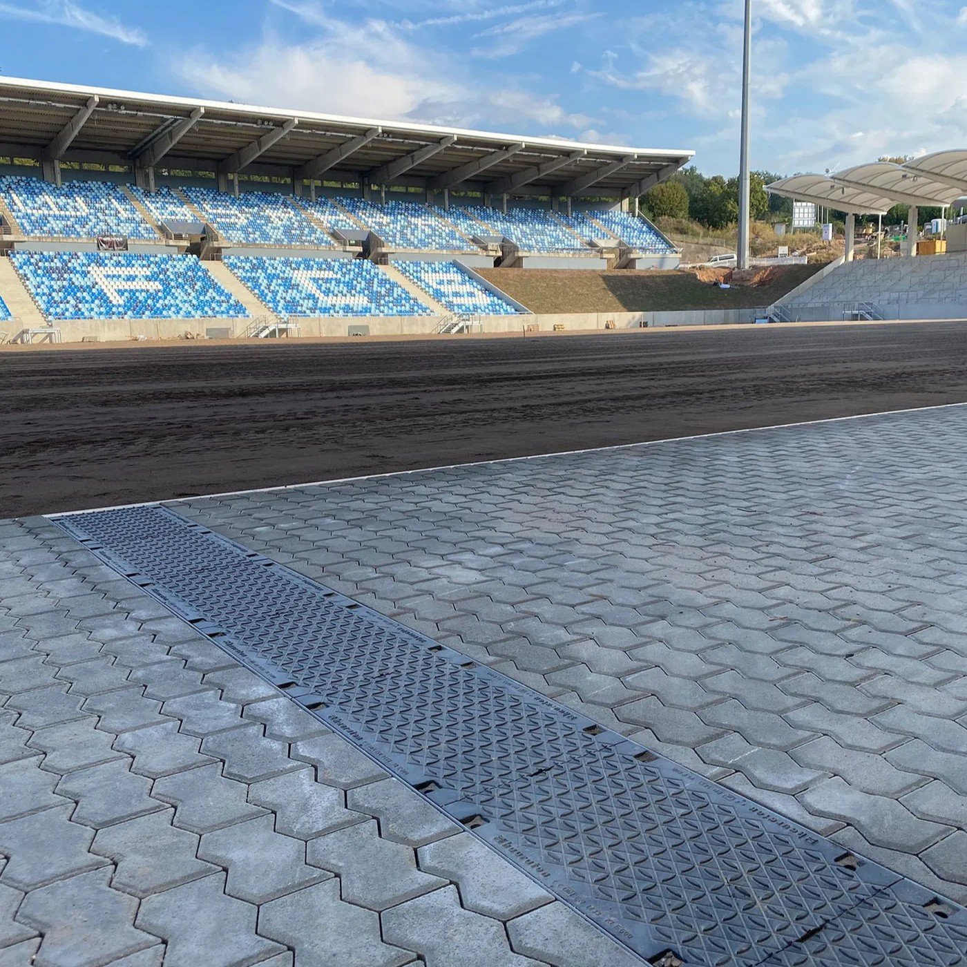 Kabelové žlaby na sportovním stadionu Kabelové žlaby na sportovním stadionu
