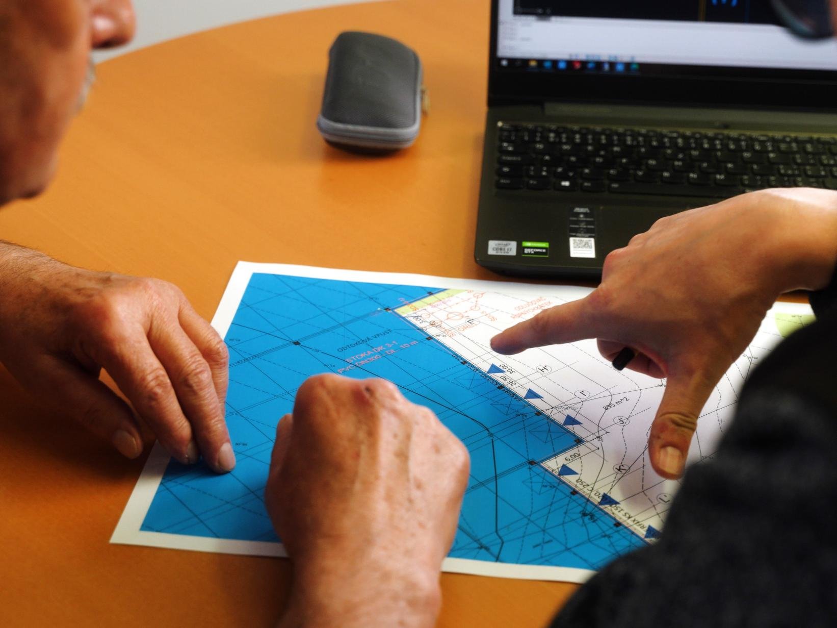 Projektový technik v akci nad výkresem