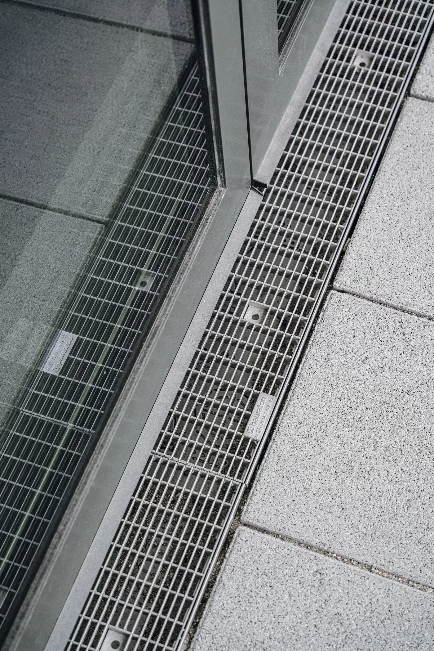 Fasádní žlaby DACHFIX STEEL udrží budovy bezpečně v suchu a navíc skvěle vypadají Fasádní žlaby DACHFIX STEEL udrží budovy bezpečně v suchu a navíc skvěle vypadají
