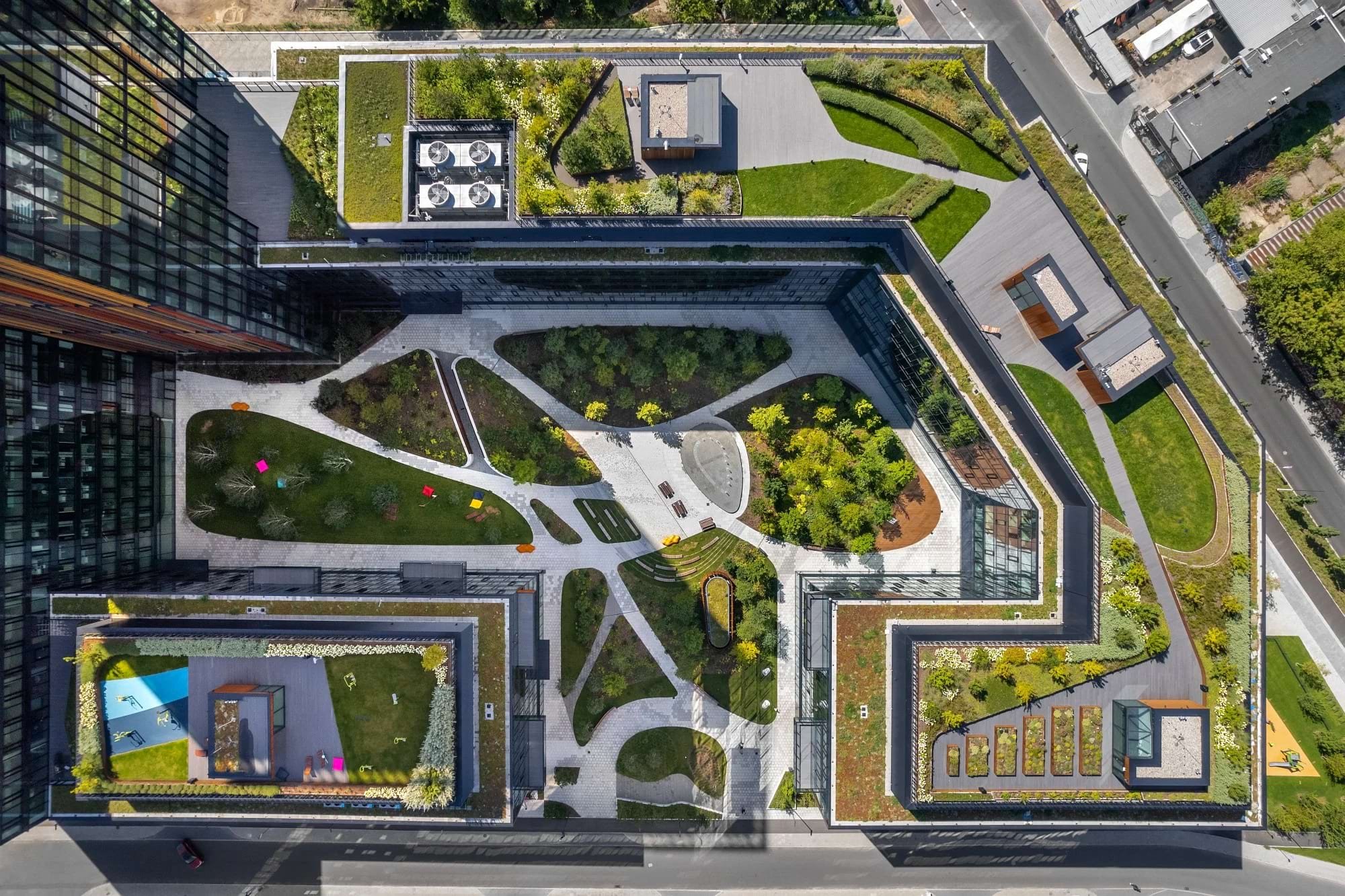 Kampus Forest. Odvodňovací žlaby součástí vizionářského projektu.
             
          Kampus Forest. Odvodňovací žlaby součástí vizionářského projektu.